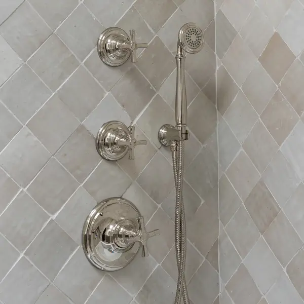 Bellis Showering