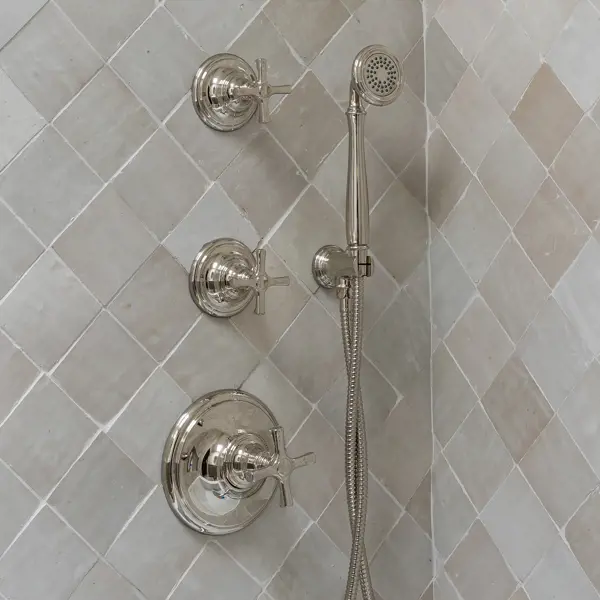 Bellis Showering